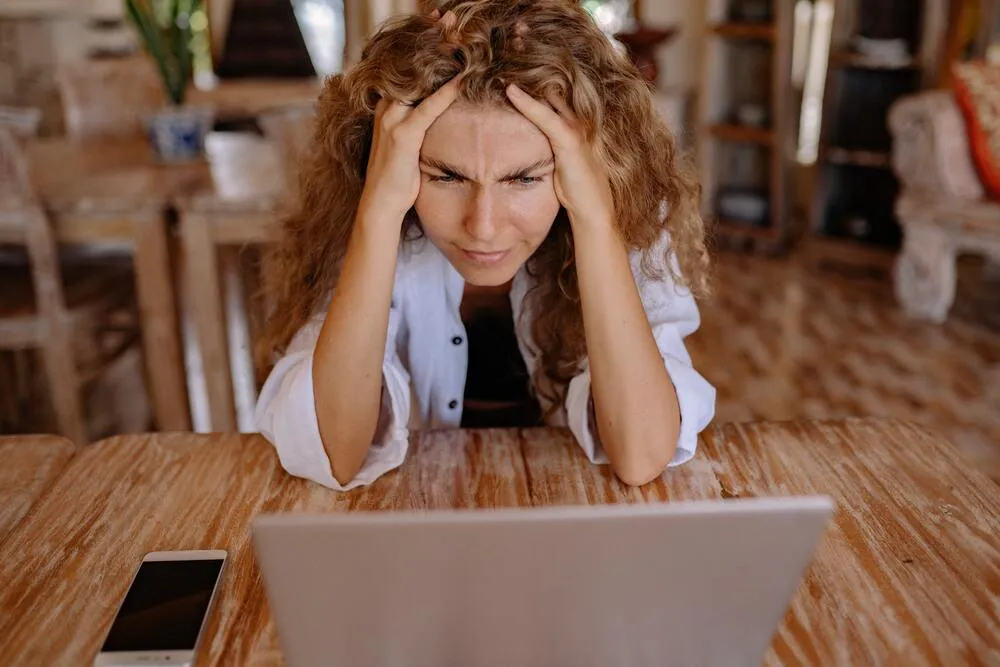 mujer ansiosa en el trabajo